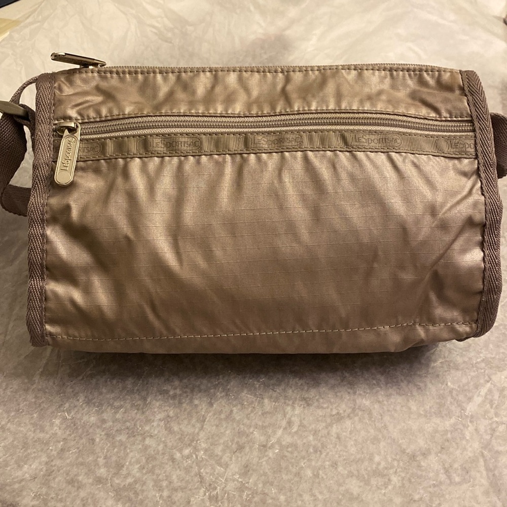 LE SPORTSAC Crossbody Metallic Champagne beige bag. EUC Adj Strap.